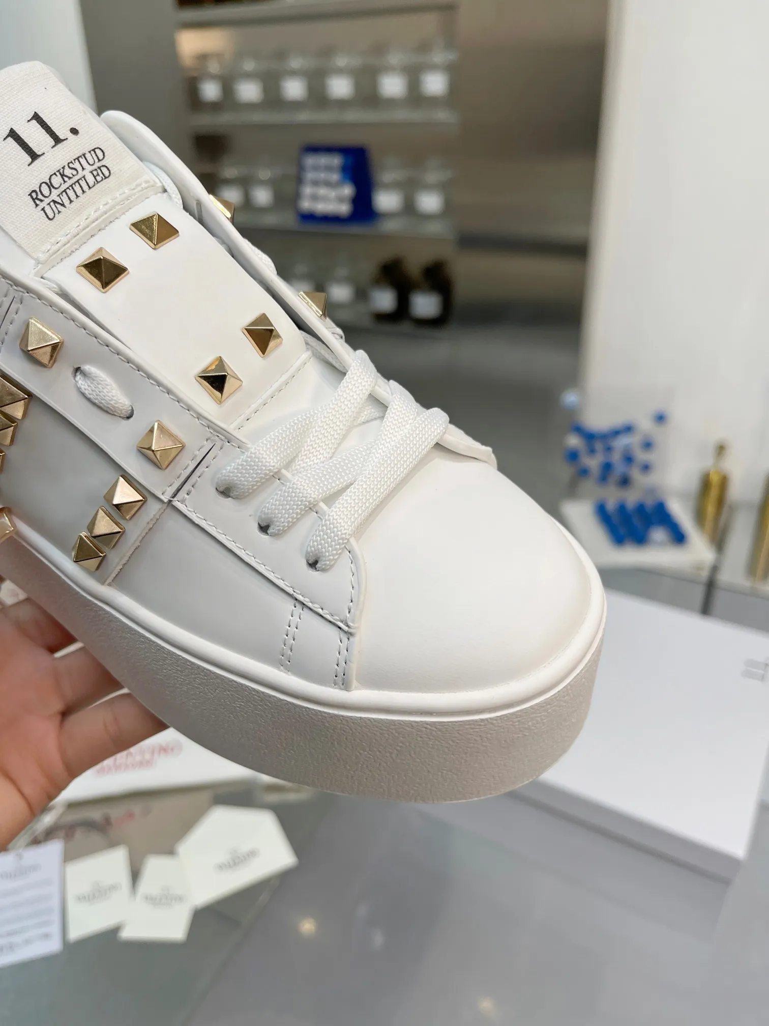 👟👟Ex-factory price 620👟👟 The latest thick-soled high version of Nujia Valentino Valentino 23ss spring and summer thick-soled rivet sports and casual shoes white shoes 2023 latest model hot-selling series hard to find after being launched in Japan super hot classic rivet series with thick sole 6cm higher purchased original development every detail is very exquisite🎁 Upper: silk cowhide splicing Lining: Cowhide lining Outsole: Original synchronized TPR outsole 6cm height increase Size: Female 35-41 (40.41 customized)